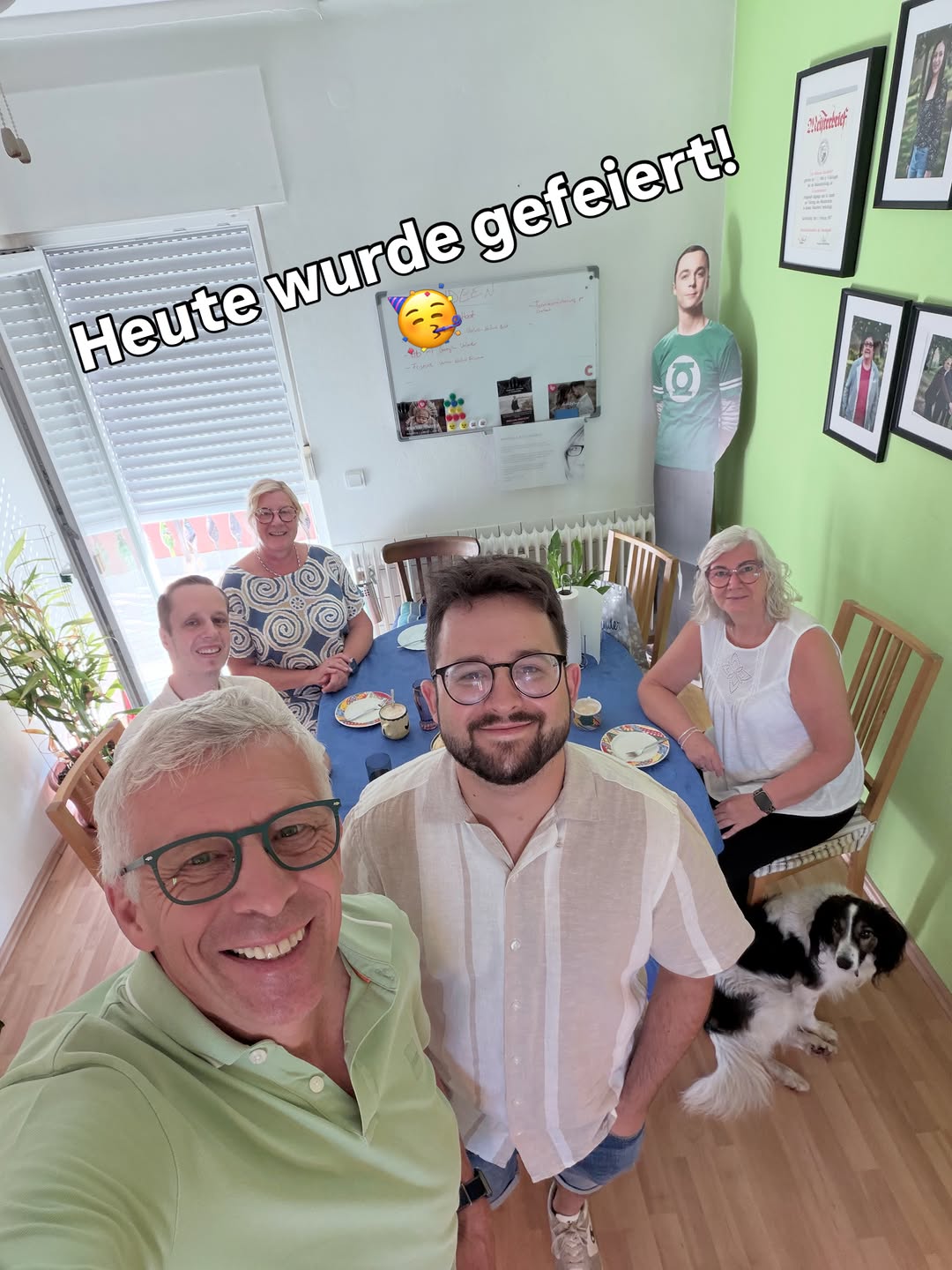Das Team feiert gemeinsam