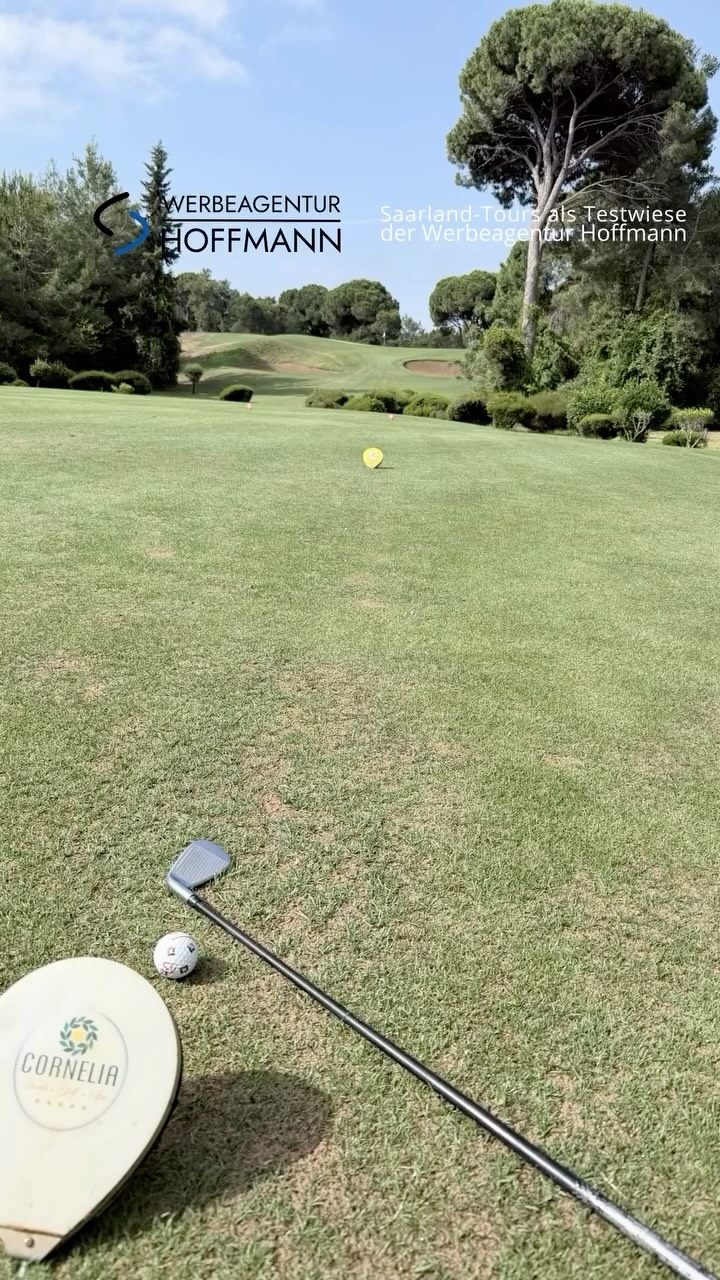 Golfplatz mit Ball und Schläger